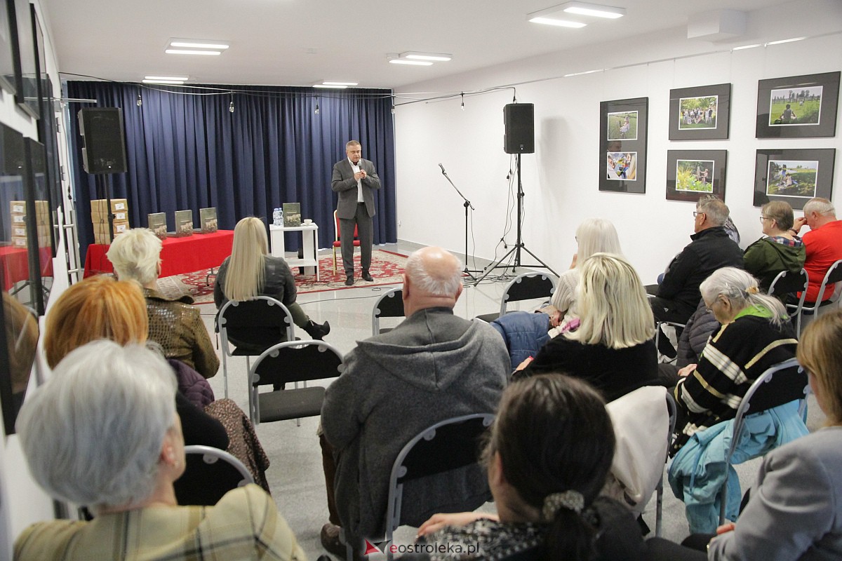 Robert Radzik w Olszewie-Borkach. Promował książkę “Walczyć jak nasi przodkowie” [19.05.2023] - zdjęcie #2 - eOstroleka.pl
