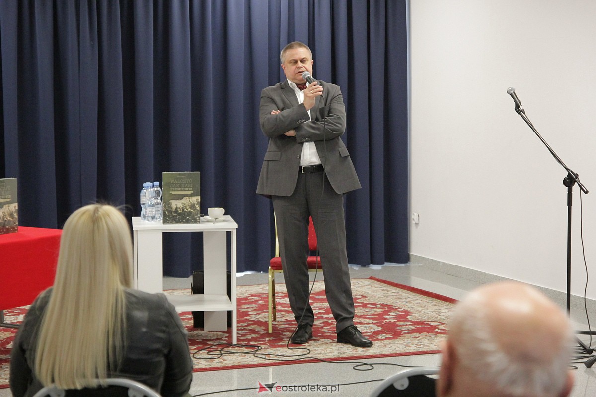Robert Radzik w Olszewie-Borkach. Promował książkę “Walczyć jak nasi przodkowie” [19.05.2023] - zdjęcie #1 - eOstroleka.pl