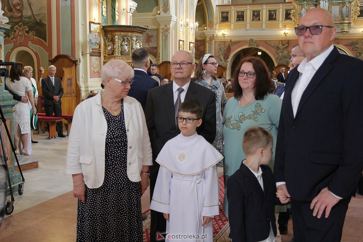 I Komunia Święta w sanktuarium pw. św. Antoniego Padewskiego w Ostrołęce {20.05.2023} - zdjęcie #65 - eOstroleka.pl
