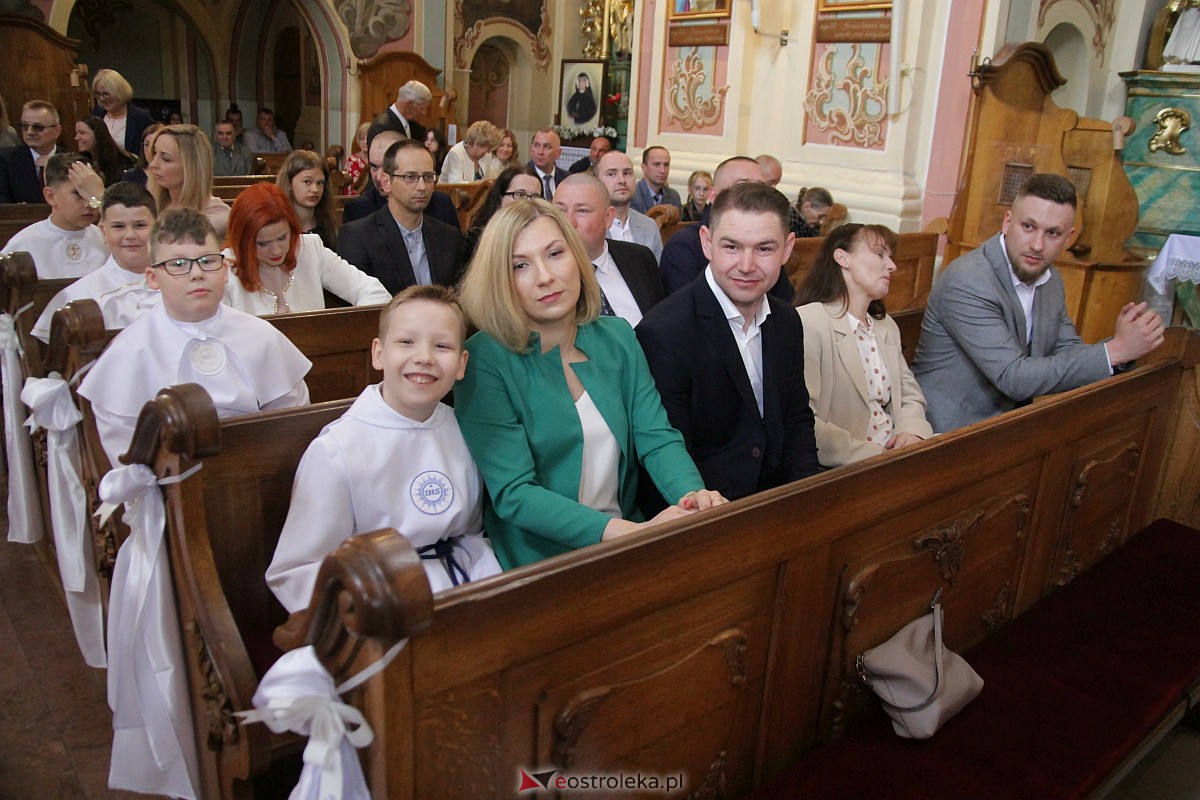 I Komunia Święta w sanktuarium pw. św. Antoniego Padewskiego w Ostrołęce {20.05.2023} - zdjęcie #57 - eOstroleka.pl