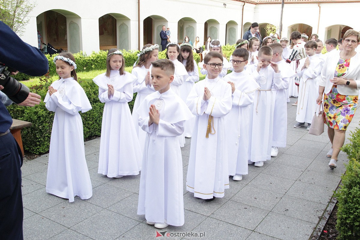 I Komunia Święta w sanktuarium pw. św. Antoniego Padewskiego w Ostrołęce {20.05.2023} - zdjęcie #29 - eOstroleka.pl