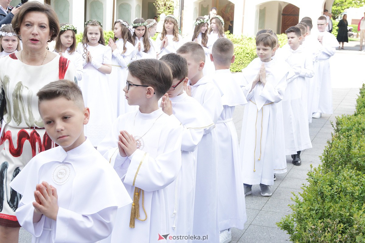 I Komunia Święta w sanktuarium pw. św. Antoniego Padewskiego w Ostrołęce {20.05.2023} - zdjęcie #28 - eOstroleka.pl