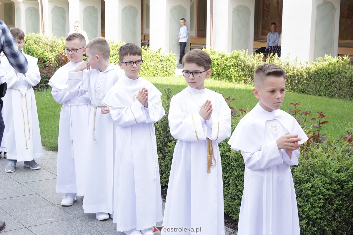 I Komunia Święta w sanktuarium pw. św. Antoniego Padewskiego w Ostrołęce {20.05.2023} - zdjęcie #25 - eOstroleka.pl