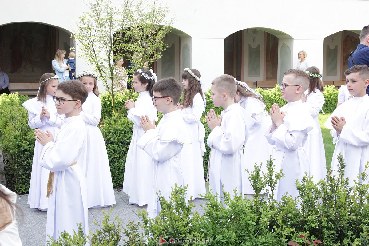 I Komunia Święta w sanktuarium pw. św. Antoniego Padewskiego w Ostrołęce {20.05.2023} - zdjęcie #23 - eOstroleka.pl