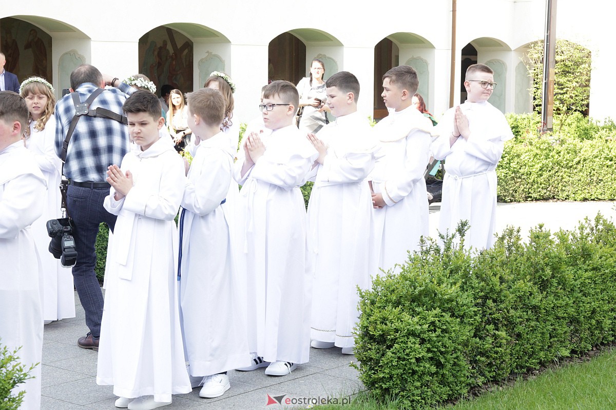 I Komunia Święta w sanktuarium pw. św. Antoniego Padewskiego w Ostrołęce {20.05.2023} - zdjęcie #22 - eOstroleka.pl