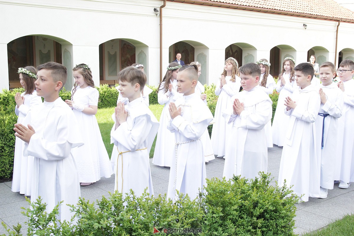 I Komunia Święta w sanktuarium pw. św. Antoniego Padewskiego w Ostrołęce {20.05.2023} - zdjęcie #19 - eOstroleka.pl