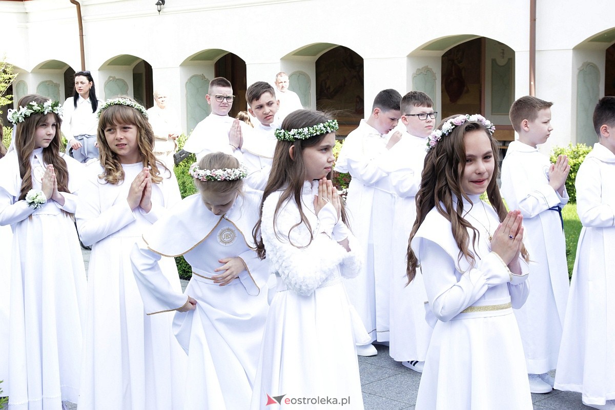 I Komunia Święta w sanktuarium pw. św. Antoniego Padewskiego w Ostrołęce {20.05.2023} - zdjęcie #17 - eOstroleka.pl