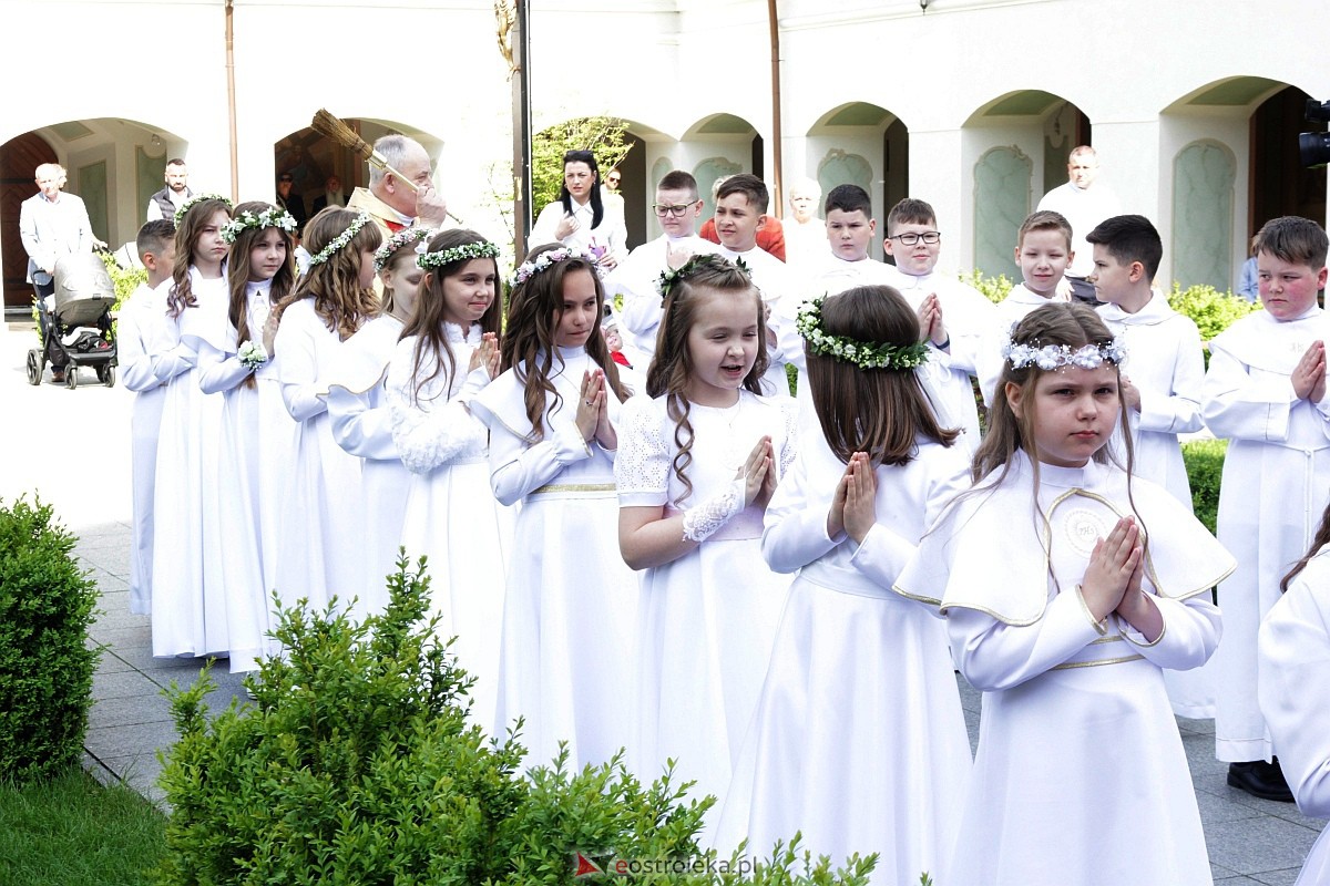 I Komunia Święta w sanktuarium pw. św. Antoniego Padewskiego w Ostrołęce {20.05.2023} - zdjęcie #11 - eOstroleka.pl