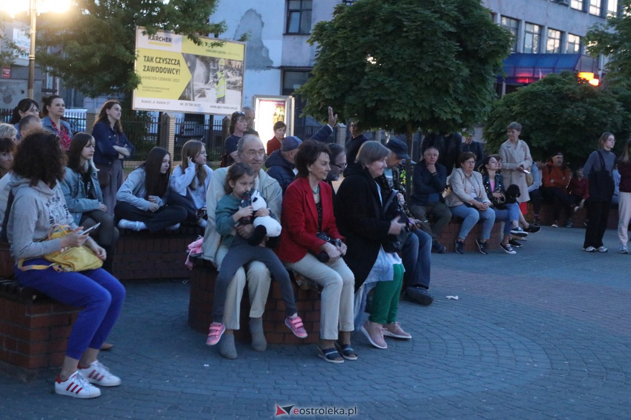 Spektakl Portrety na Placu Wolności [21.05.2023] - zdjęcie #2 - eOstroleka.pl