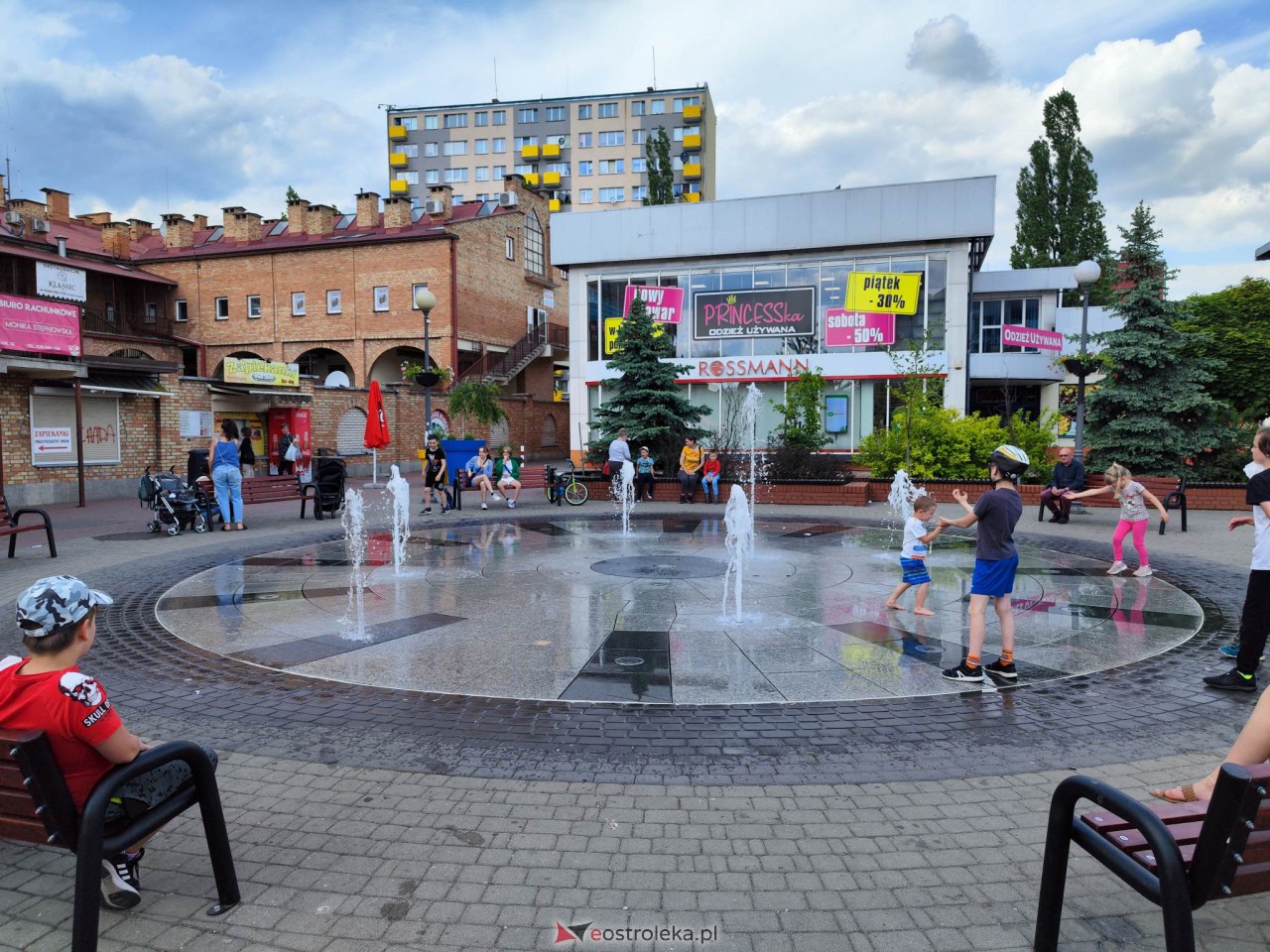 Ożyła fontanna gejzerowa na Placu Wolności [23.05.2023] - zdjęcie #4 - eOstroleka.pl