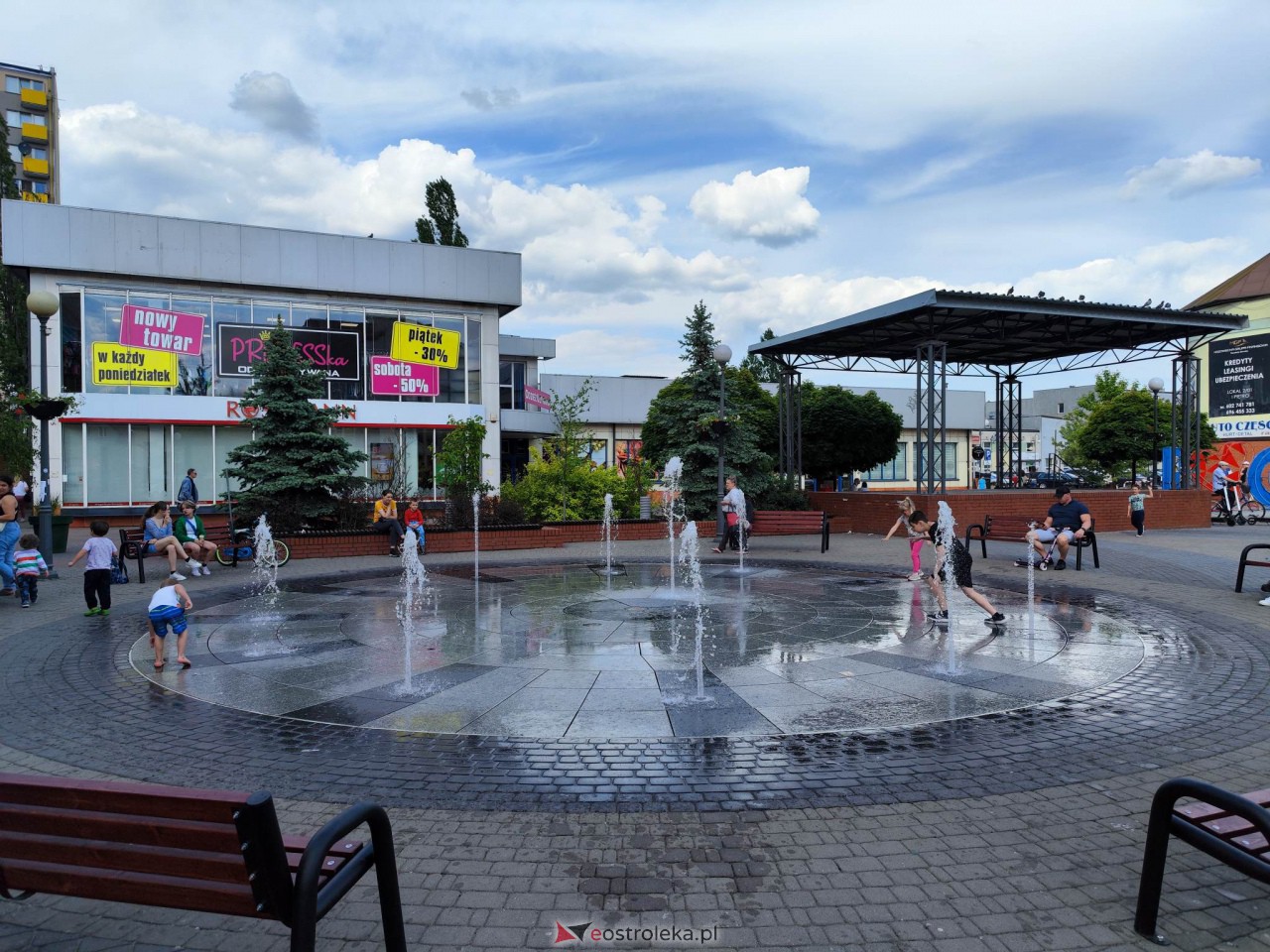 Ożyła fontanna gejzerowa na Placu Wolności [23.05.2023] - zdjęcie #5 - eOstroleka.pl
