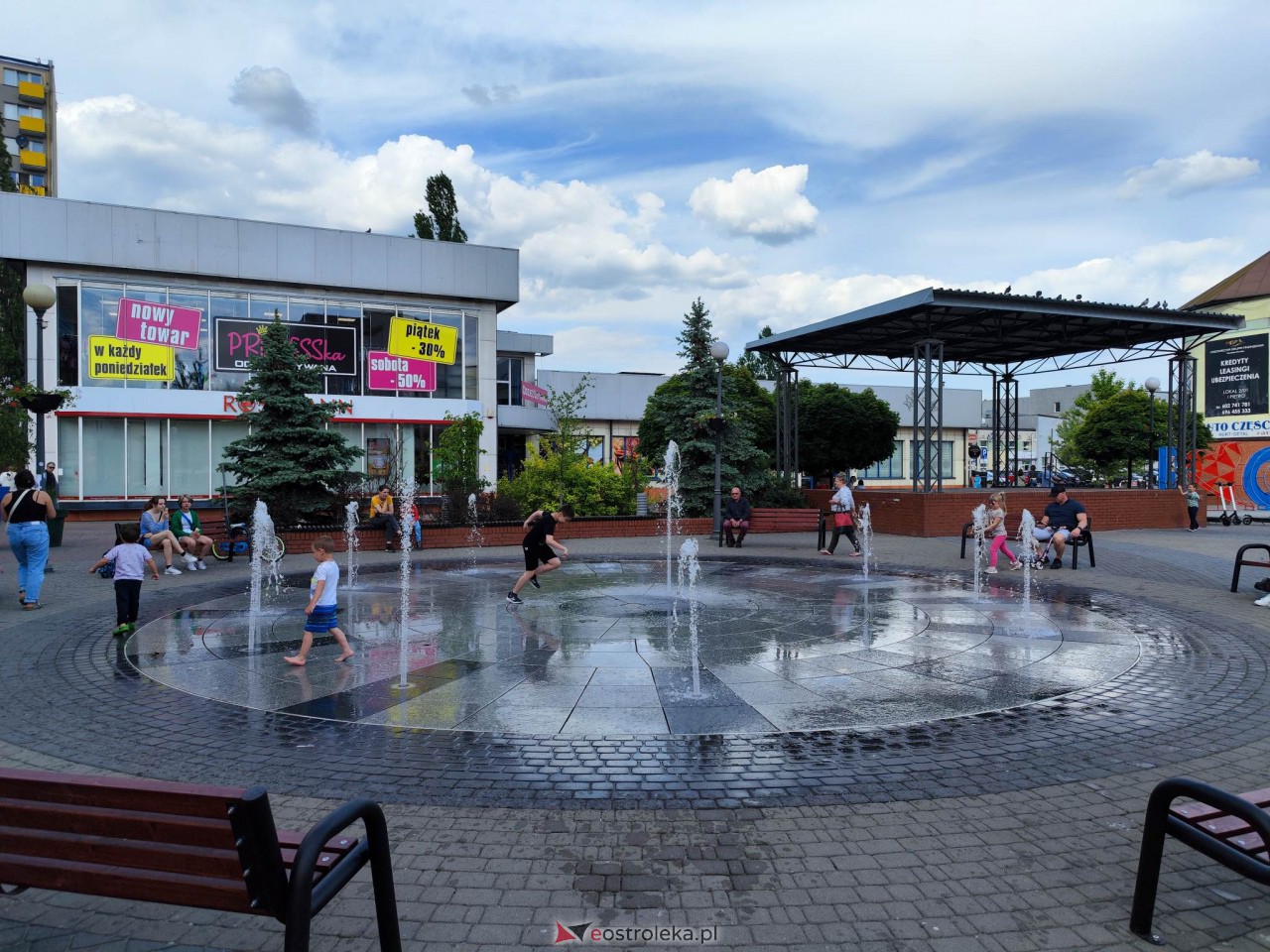Ożyła fontanna gejzerowa na Placu Wolności [23.05.2023] - zdjęcie #6 - eOstroleka.pl