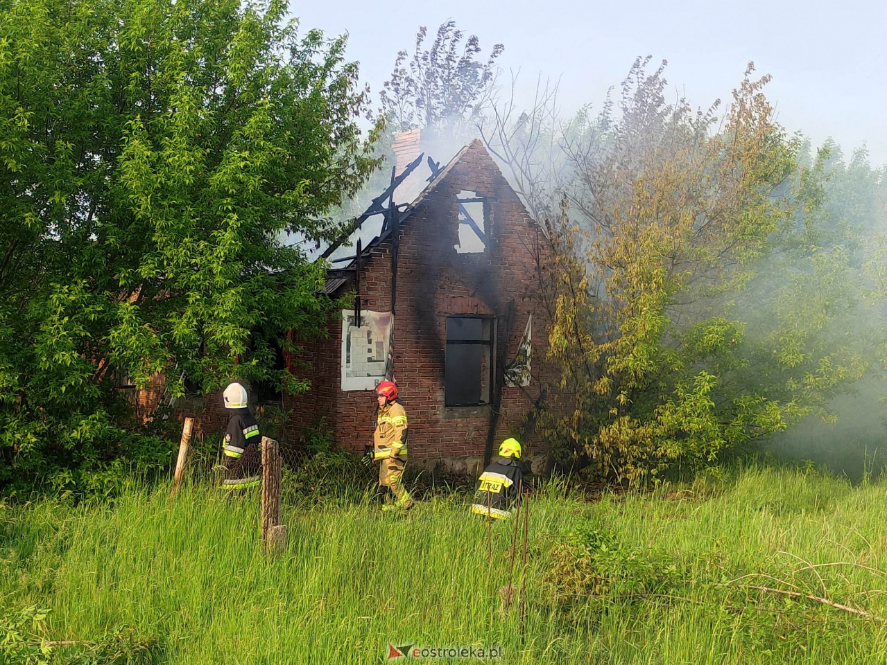 Pożar pustostanu przy Warszawskiej [26.05.2023] - zdjęcie #5 - eOstroleka.pl