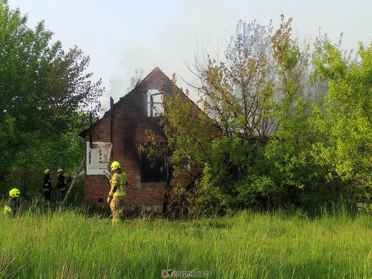 Pożar pustostanu przy Warszawskiej [26.05.2023] - zdjęcie #6 - eOstroleka.pl
