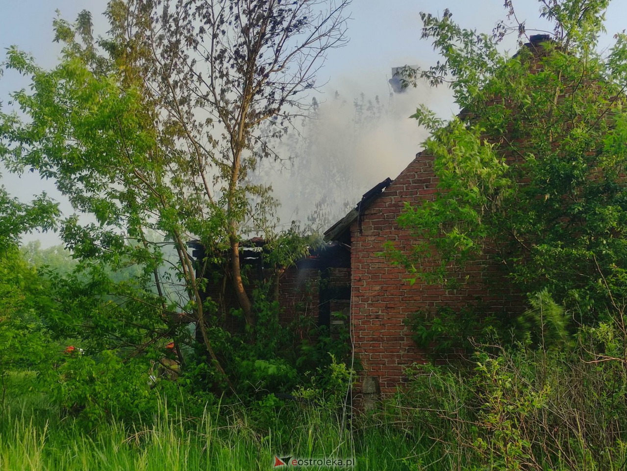 Pożar pustostanu przy Warszawskiej [26.05.2023] - zdjęcie #15 - eOstroleka.pl
