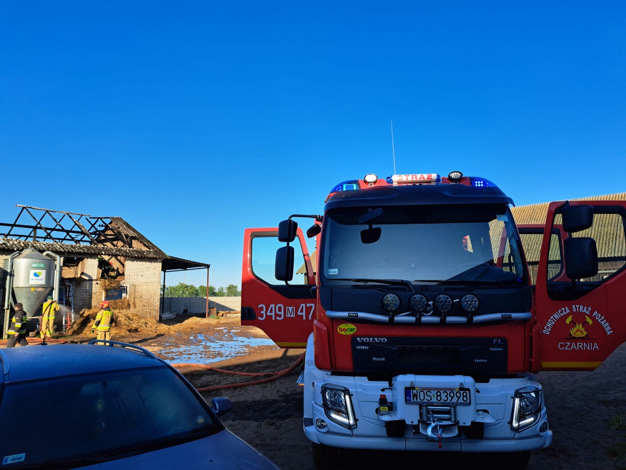 Pożar w Surowem. Z ogniem walczyło pięć jednostek strażackich [30.05.2023] - zdjęcie #4 - eOstroleka.pl