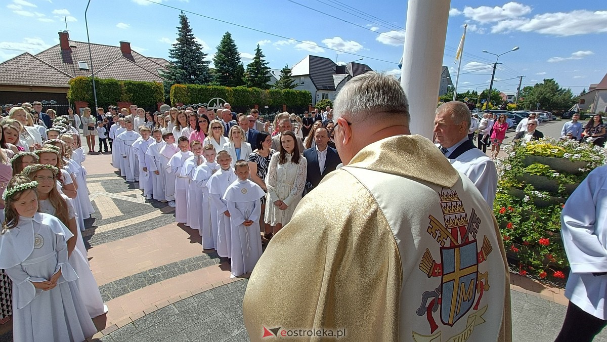 I Komunia Święta w kościele pw. NMP Królowej Rodzin [04.06.2023] - zdjęcie #25 - eOstroleka.pl