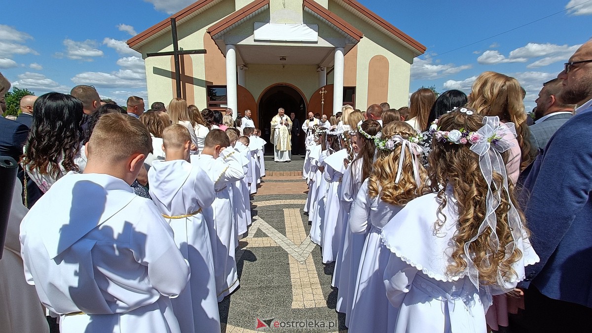 I Komunia Święta w kościele pw. NMP Królowej Rodzin [04.06.2023] - zdjęcie #26 - eOstroleka.pl