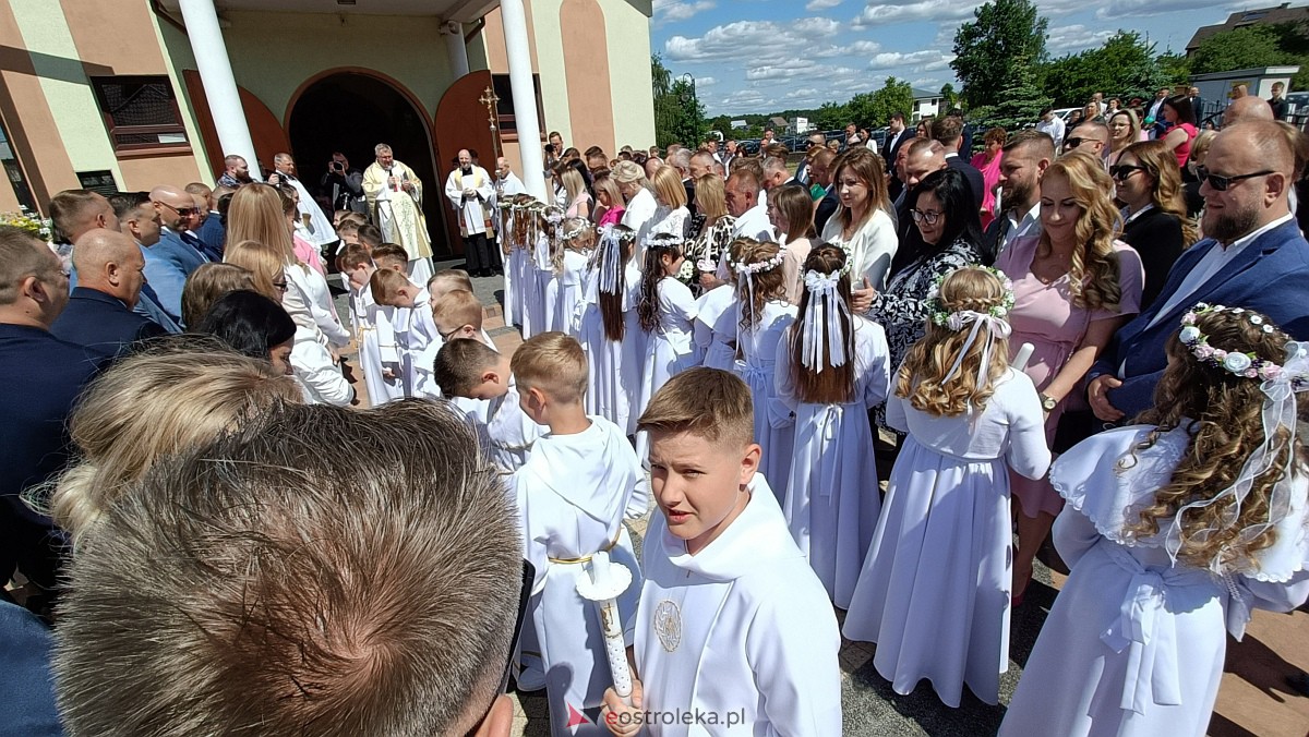 I Komunia Święta w kościele pw. NMP Królowej Rodzin [04.06.2023] - zdjęcie #31 - eOstroleka.pl