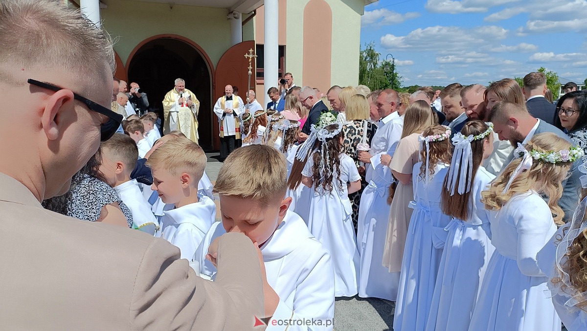 I Komunia Święta w kościele pw. NMP Królowej Rodzin [04.06.2023] - zdjęcie #33 - eOstroleka.pl