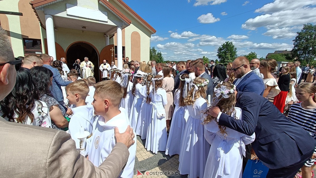 I Komunia Święta w kościele pw. NMP Królowej Rodzin [04.06.2023] - zdjęcie #34 - eOstroleka.pl