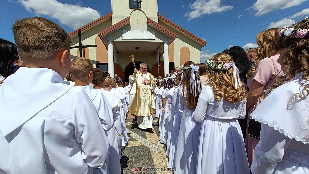 I Komunia Święta w kościele pw. NMP Królowej Rodzin [04.06.2023] - zdjęcie #37 - eOstroleka.pl