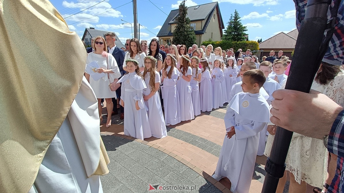 I Komunia Święta w kościele pw. NMP Królowej Rodzin [04.06.2023] - zdjęcie #41 - eOstroleka.pl