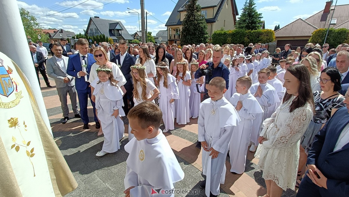 I Komunia Święta w kościele pw. NMP Królowej Rodzin [04.06.2023] - zdjęcie #43 - eOstroleka.pl