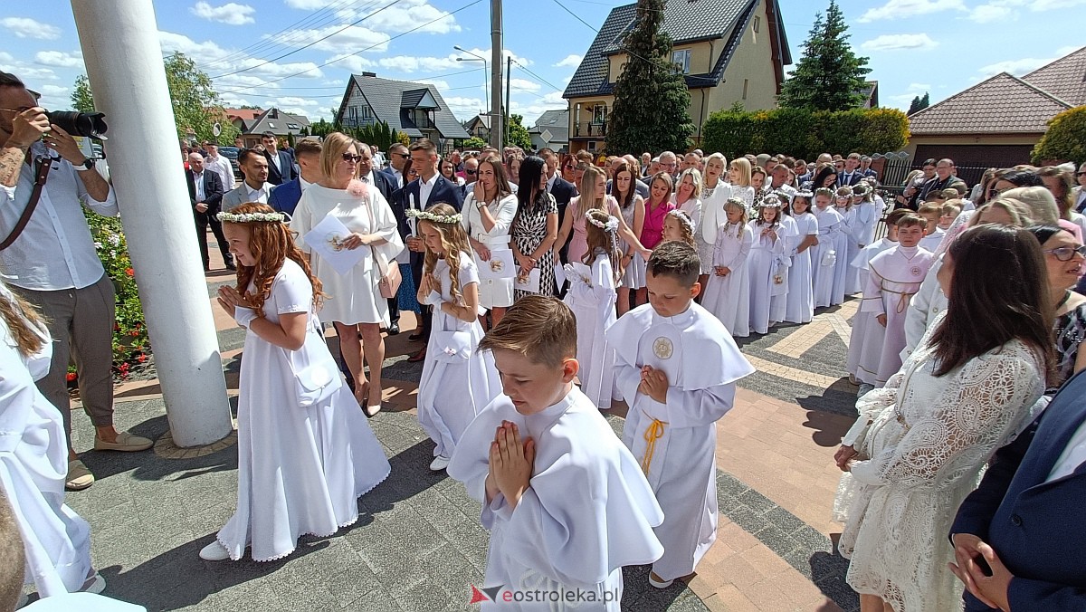 I Komunia Święta w kościele pw. NMP Królowej Rodzin [04.06.2023] - zdjęcie #46 - eOstroleka.pl