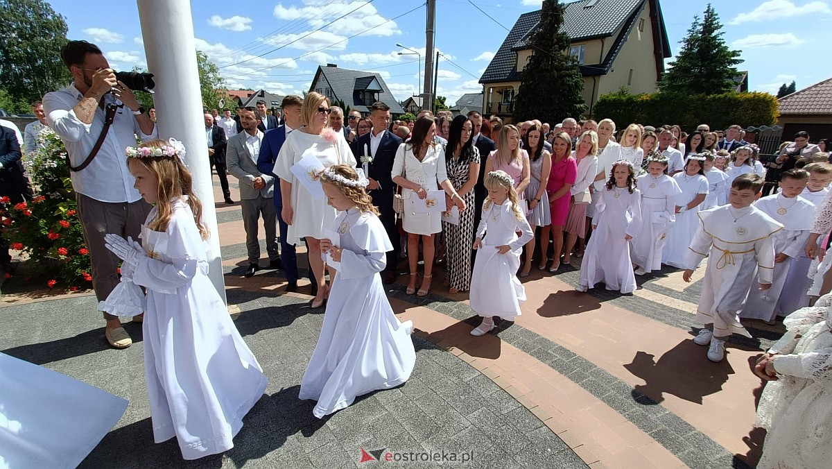I Komunia Święta w kościele pw. NMP Królowej Rodzin [04.06.2023] - zdjęcie #48 - eOstroleka.pl