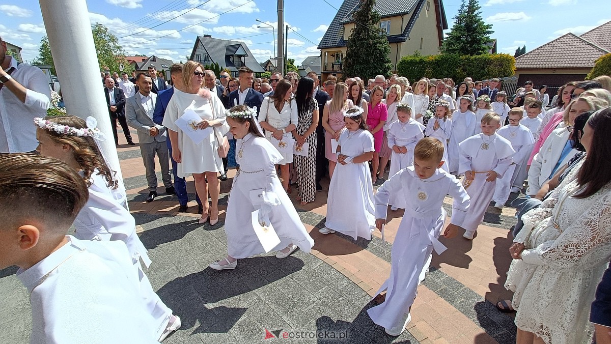 I Komunia Święta w kościele pw. NMP Królowej Rodzin [04.06.2023] - zdjęcie #51 - eOstroleka.pl