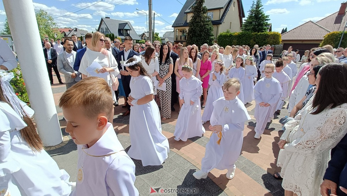 I Komunia Święta w kościele pw. NMP Królowej Rodzin [04.06.2023] - zdjęcie #52 - eOstroleka.pl