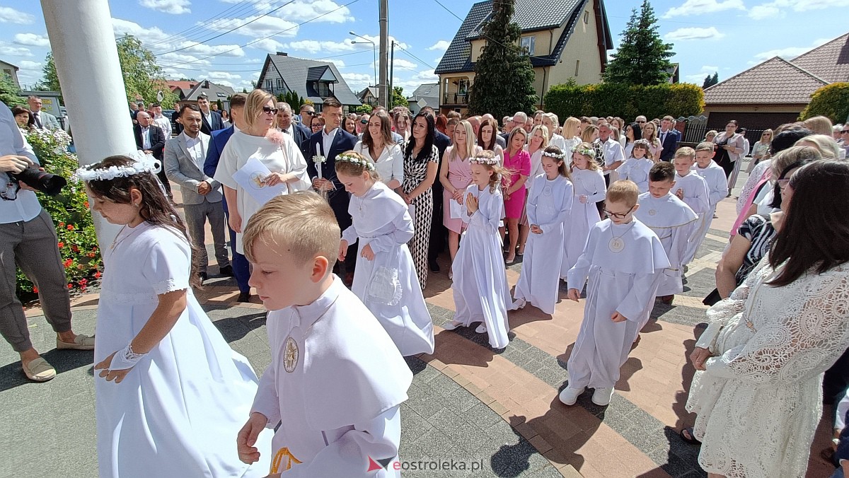 I Komunia Święta w kościele pw. NMP Królowej Rodzin [04.06.2023] - zdjęcie #53 - eOstroleka.pl