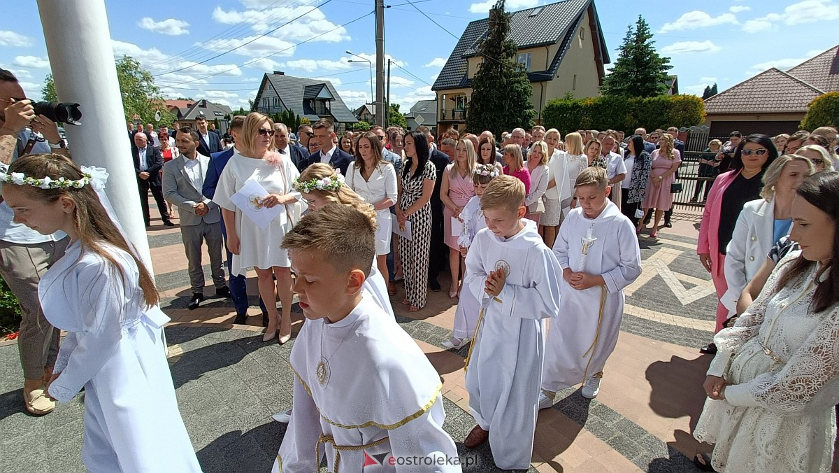 I Komunia Święta w kościele pw. NMP Królowej Rodzin [04.06.2023] - zdjęcie #55 - eOstroleka.pl