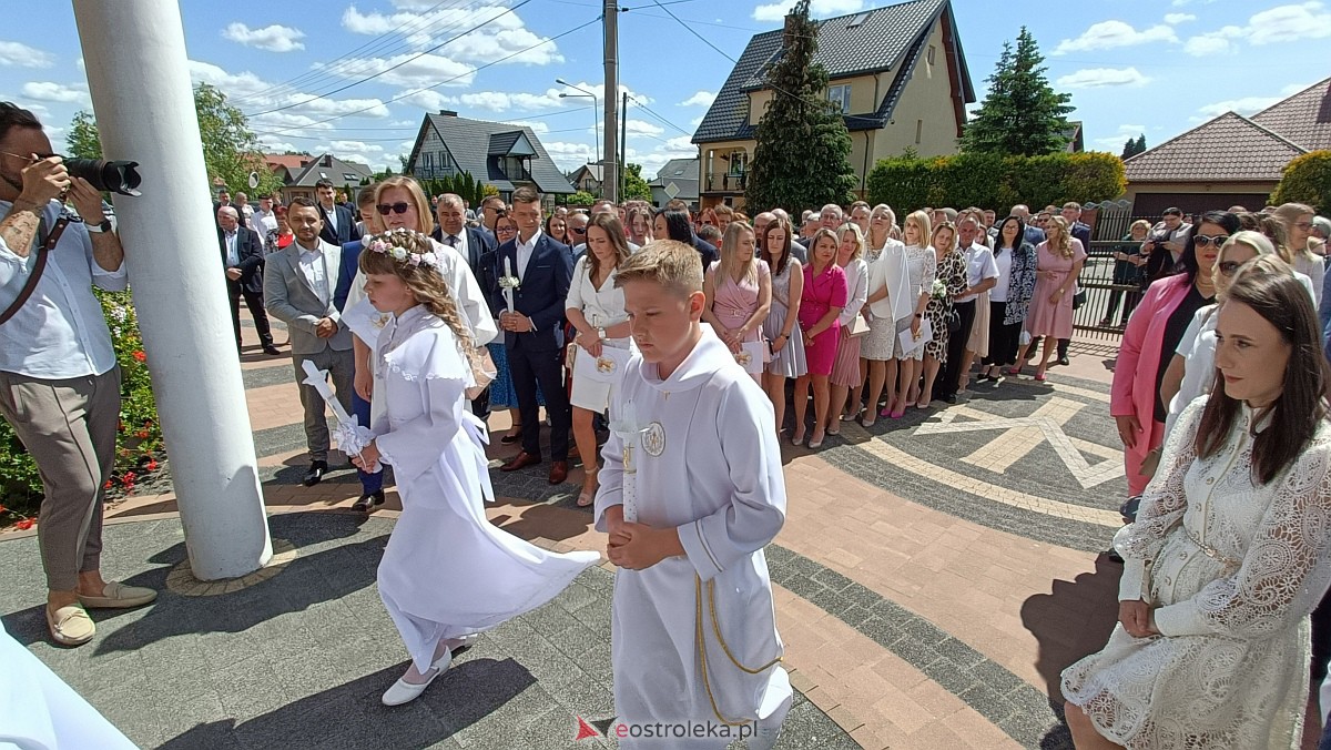 I Komunia Święta w kościele pw. NMP Królowej Rodzin [04.06.2023] - zdjęcie #56 - eOstroleka.pl