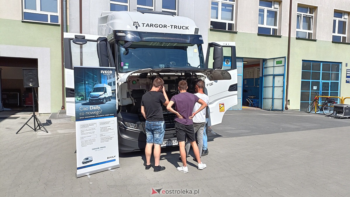 II wystawa zabytkowej motoryzacji i dzień otwarty w ZSZ nr 1 [06.06.2023] - zdjęcie #78 - eOstroleka.pl