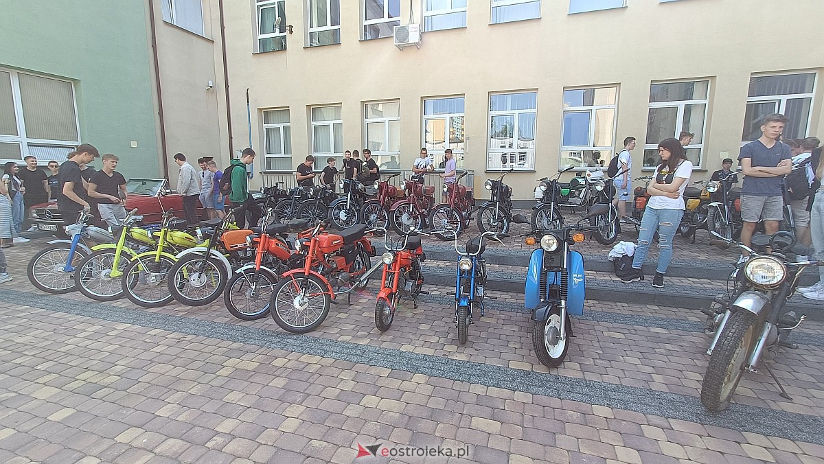 II wystawa zabytkowej motoryzacji i dzień otwarty w ZSZ nr 1 [06.06.2023] - zdjęcie #9 - eOstroleka.pl