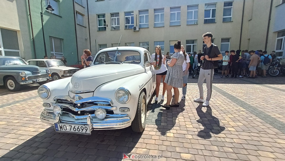 II wystawa zabytkowej motoryzacji i dzień otwarty w ZSZ nr 1 [06.06.2023] - zdjęcie #1 - eOstroleka.pl