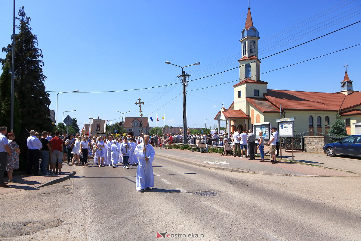 Procesja Bożego Ciała w parafii pw. Królowej Rodzin w Ostrołęce [08.05.2023] - zdjęcie #2 - eOstroleka.pl