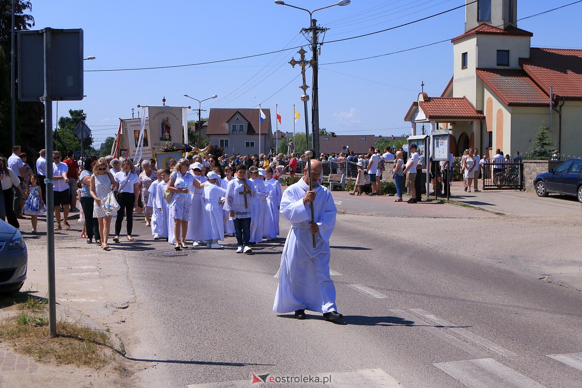 Procesja Bożego Ciała w parafii pw. Królowej Rodzin w Ostrołęce [08.05.2023] - zdjęcie #3 - eOstroleka.pl