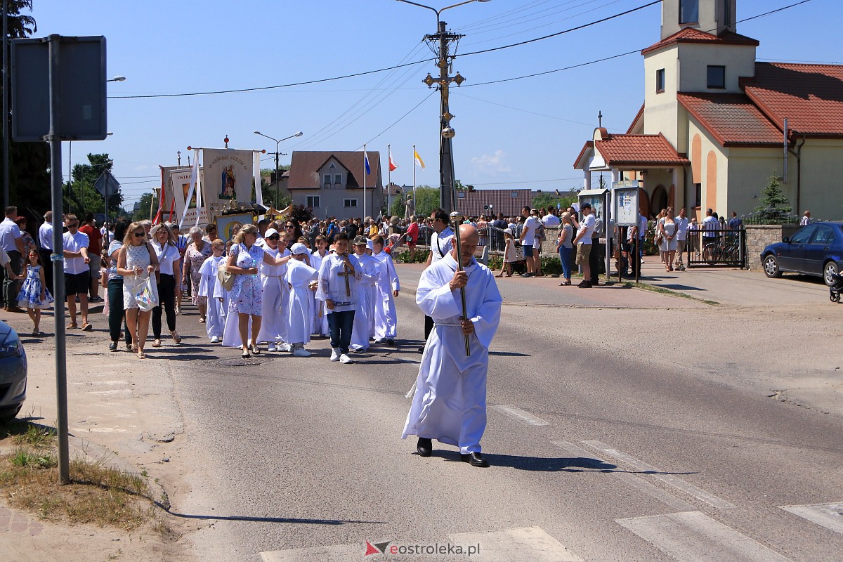 Procesja Bożego Ciała w parafii pw. Królowej Rodzin w Ostrołęce [08.05.2023] - zdjęcie #4 - eOstroleka.pl