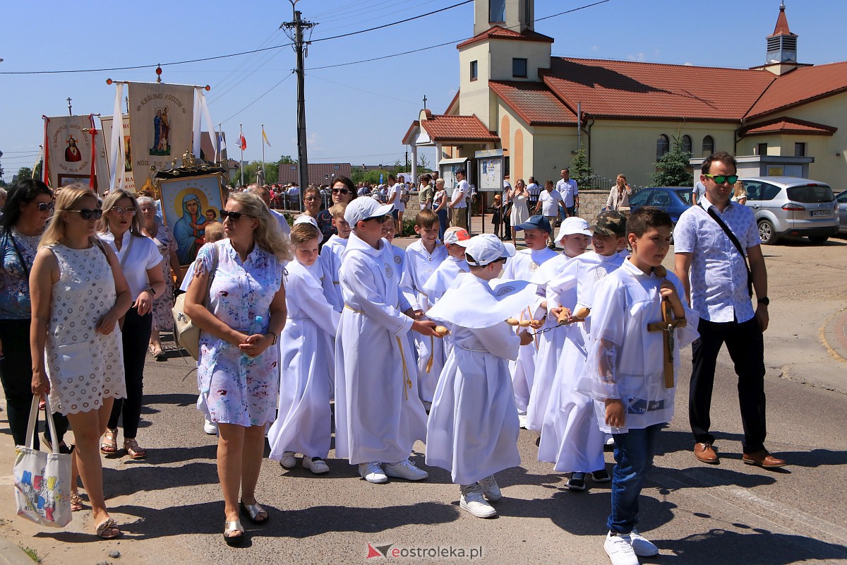 Procesja Bożego Ciała w parafii pw. Królowej Rodzin w Ostrołęce [08.05.2023] - zdjęcie #8 - eOstroleka.pl