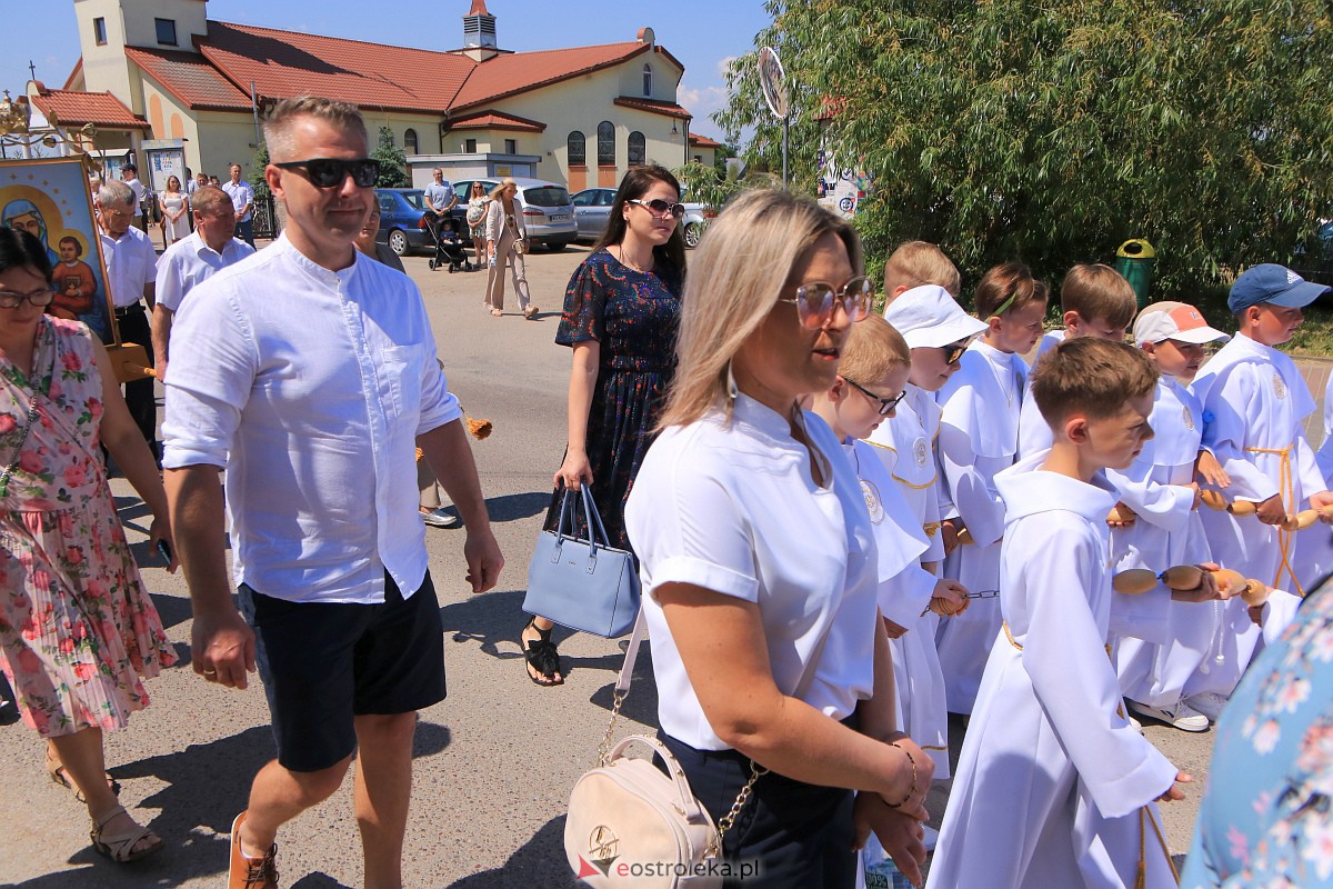Procesja Bożego Ciała w parafii pw. Królowej Rodzin w Ostrołęce [08.05.2023] - zdjęcie #11 - eOstroleka.pl