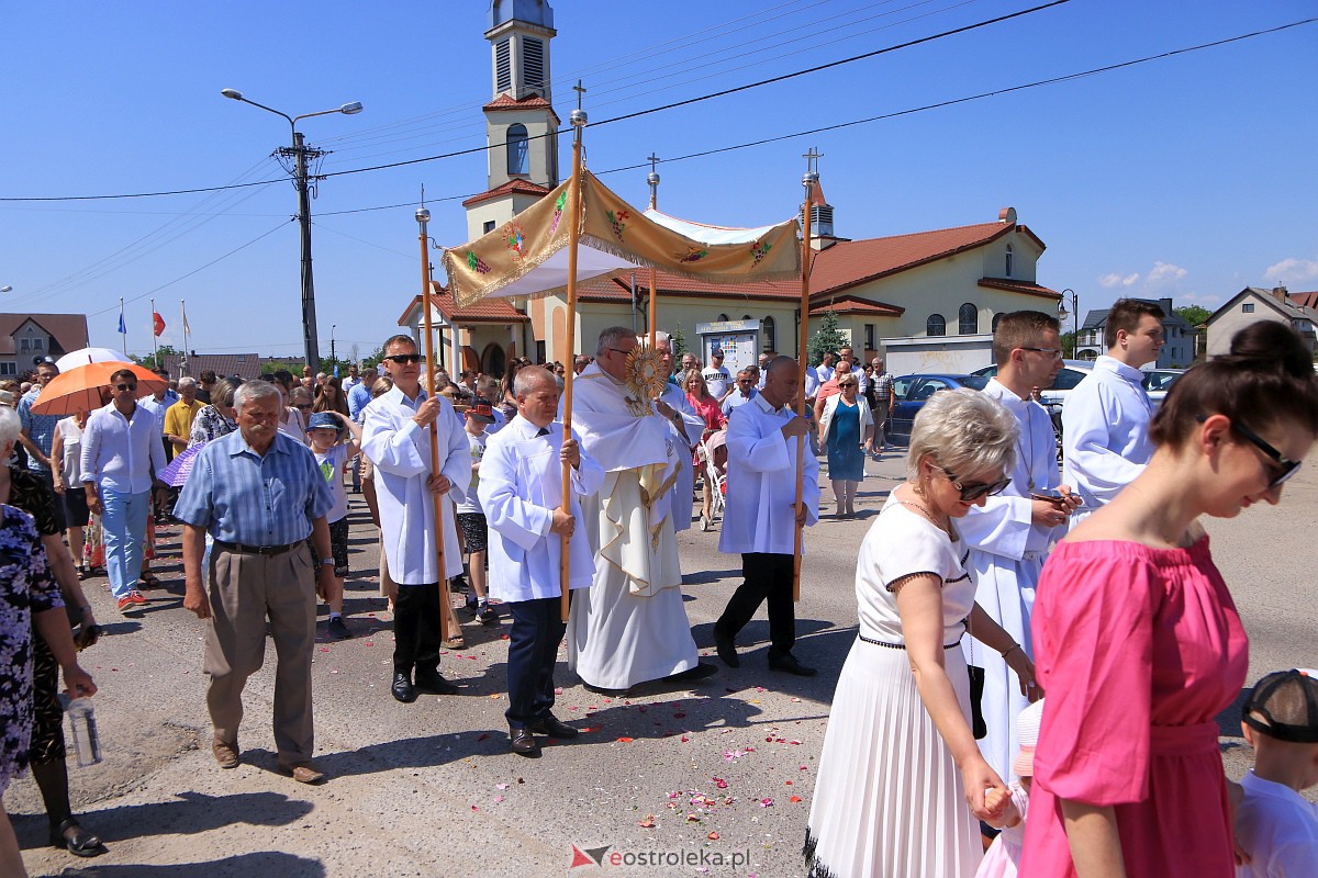 Procesja Bożego Ciała w parafii pw. Królowej Rodzin w Ostrołęce [08.05.2023] - zdjęcie #28 - eOstroleka.pl