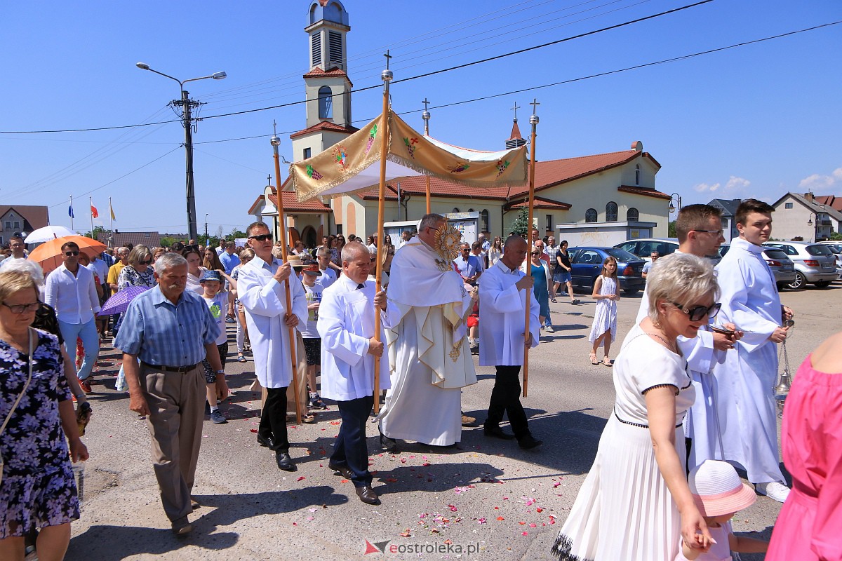 Procesja Bożego Ciała w parafii pw. Królowej Rodzin w Ostrołęce [08.05.2023] - zdjęcie #29 - eOstroleka.pl