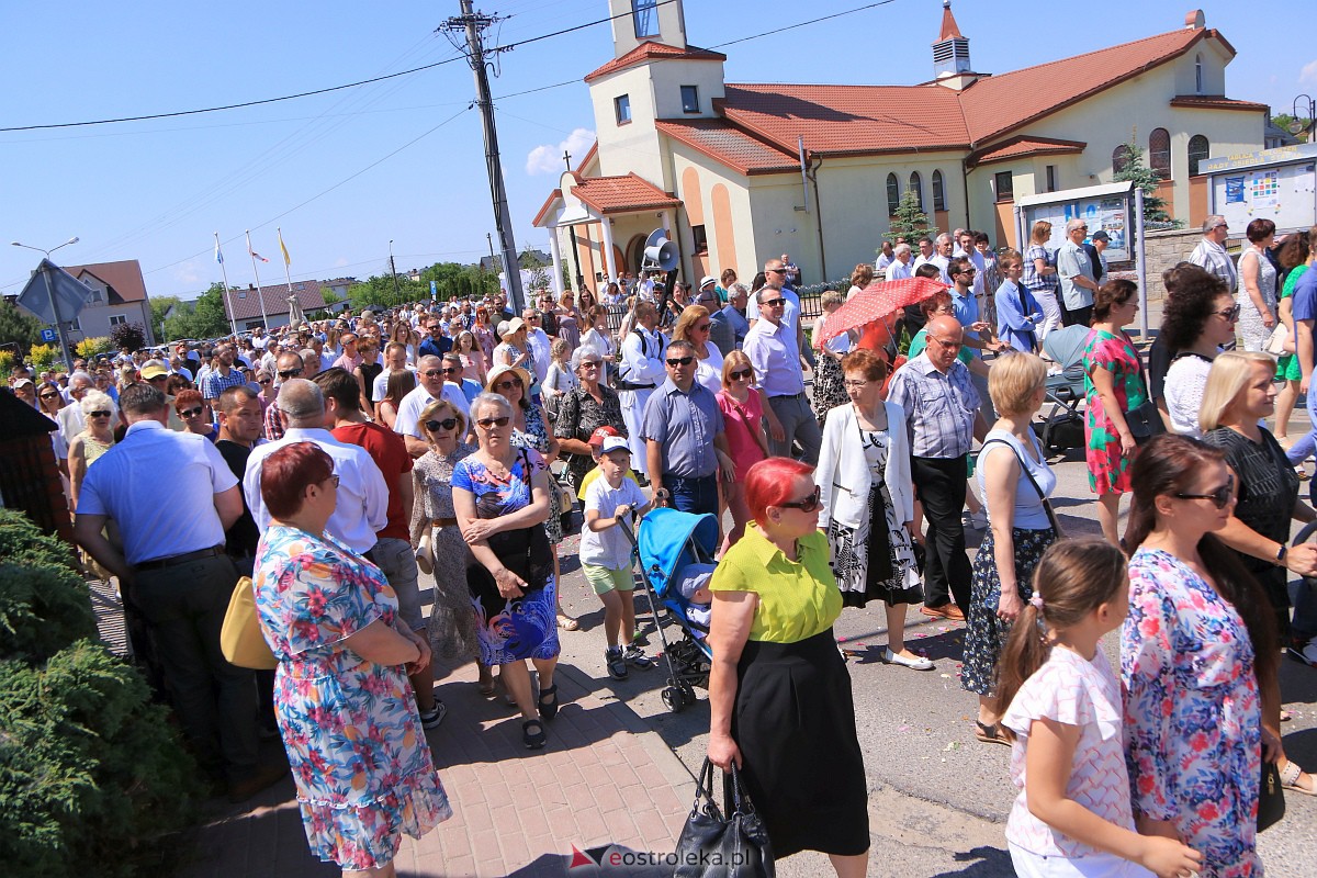 Procesja Bożego Ciała w parafii pw. Królowej Rodzin w Ostrołęce [08.05.2023] - zdjęcie #54 - eOstroleka.pl