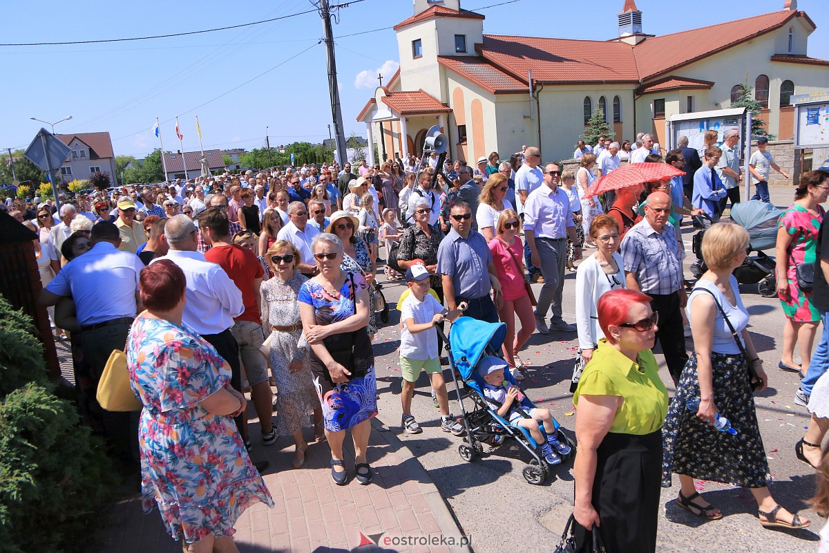 Procesja Bożego Ciała w parafii pw. Królowej Rodzin w Ostrołęce [08.05.2023] - zdjęcie #53 - eOstroleka.pl