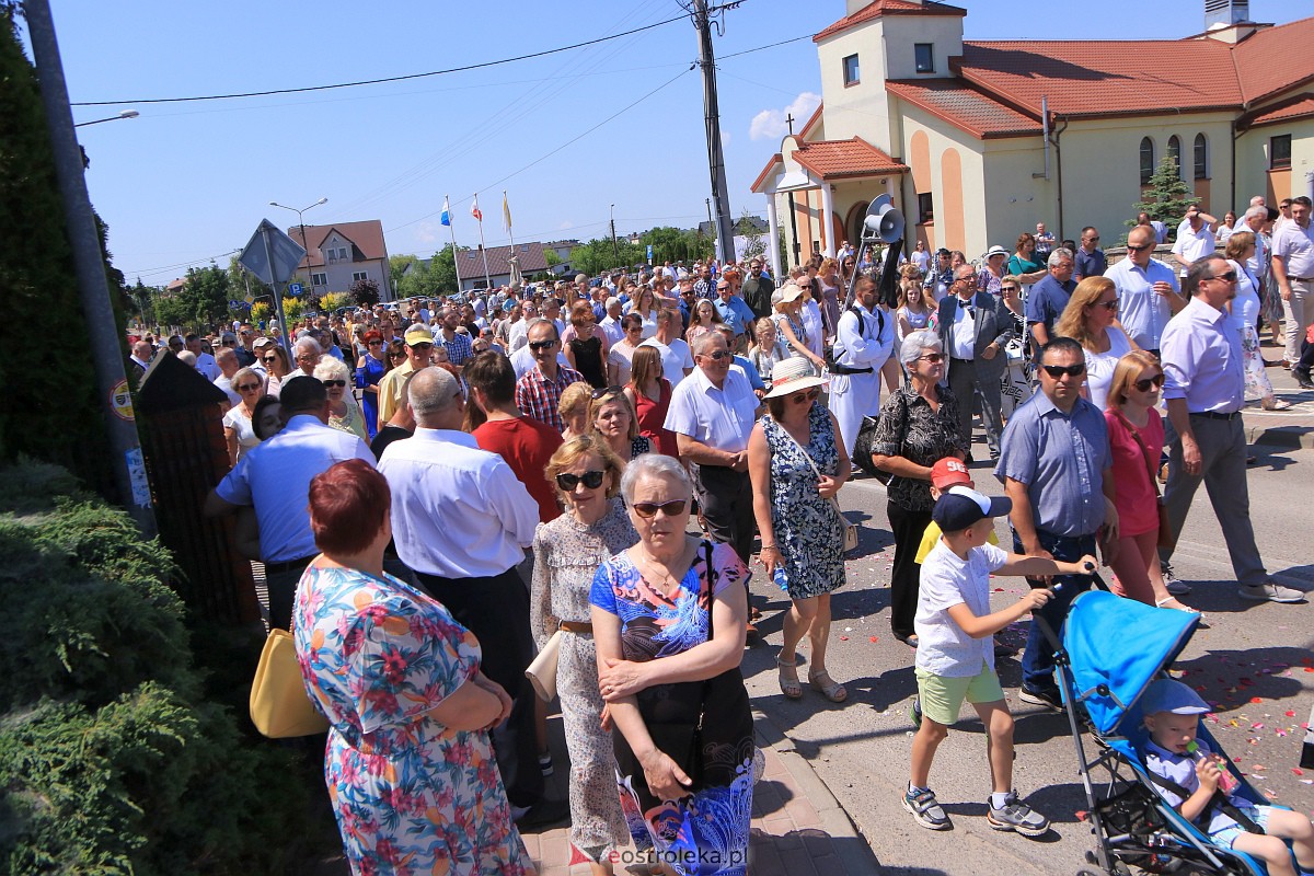 Procesja Bożego Ciała w parafii pw. Królowej Rodzin w Ostrołęce [08.05.2023] - zdjęcie #52 - eOstroleka.pl