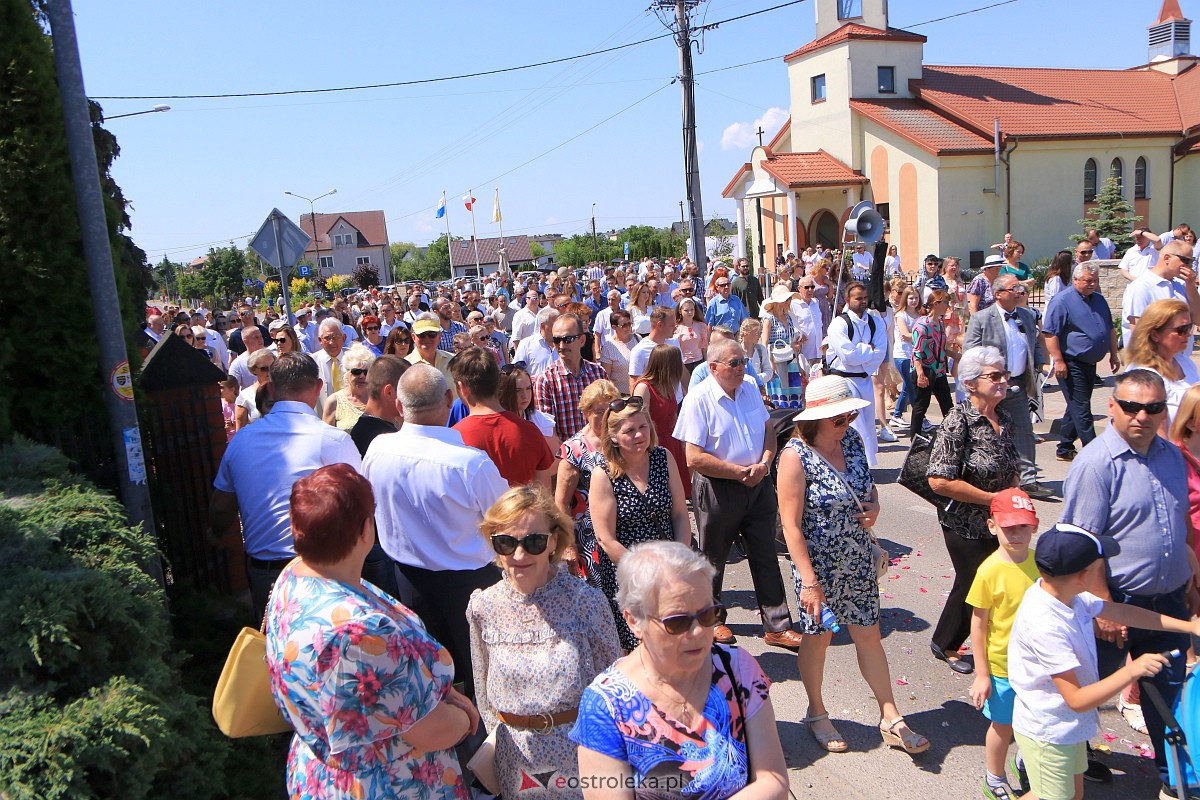 Procesja Bożego Ciała w parafii pw. Królowej Rodzin w Ostrołęce [08.05.2023] - zdjęcie #51 - eOstroleka.pl