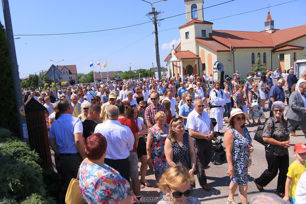Procesja Bożego Ciała w parafii pw. Królowej Rodzin w Ostrołęce [08.05.2023] - zdjęcie #50 - eOstroleka.pl